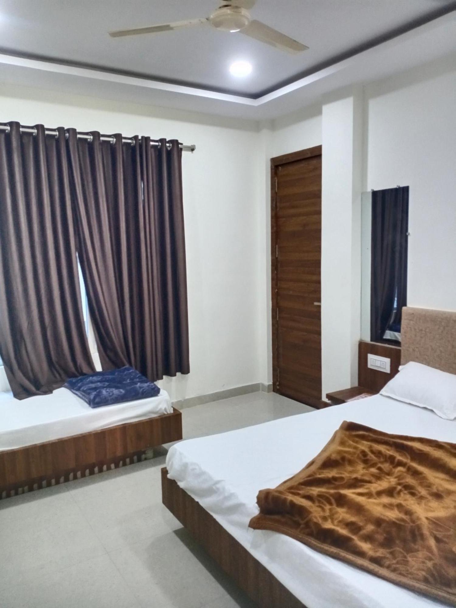 Hotel Soham Palace Уджайн Екстериор снимка