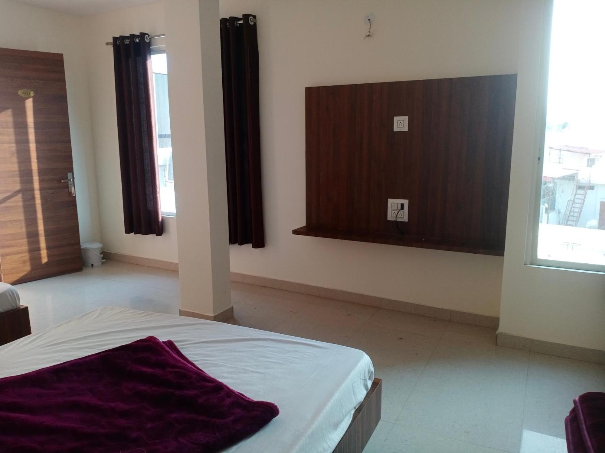 Hotel Soham Palace Уджайн Екстериор снимка